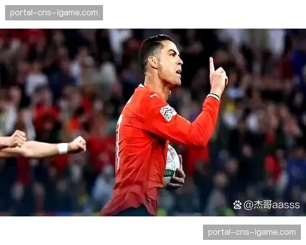 特写：南特门将扑出点球后，看台上父亲激动的泪水