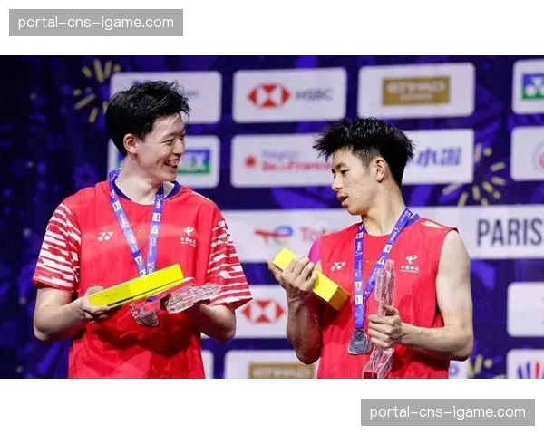 世锦赛观众席现感人一幕：父子三代共同举着家族成员的参赛照片