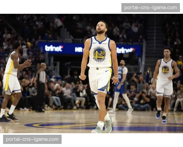 特写镜头：库里在命中第3500记三分后的庆祝手势